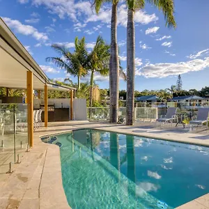 Waterfront Family Entertainer , Gold Coast Australia